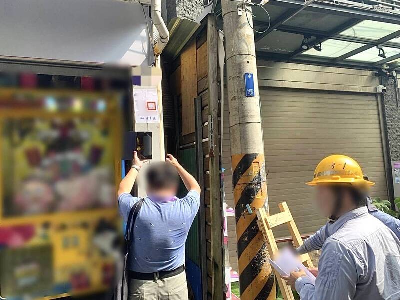 东海商圈麻将馆门口摆娃娃机台,台中市公安联合稽查小组执行断水断电。(图由读者提供) 东海商圈麻将馆门口摆娃娃机台,台中市公安联合稽查小组执行断水断电。(图由读者提供)