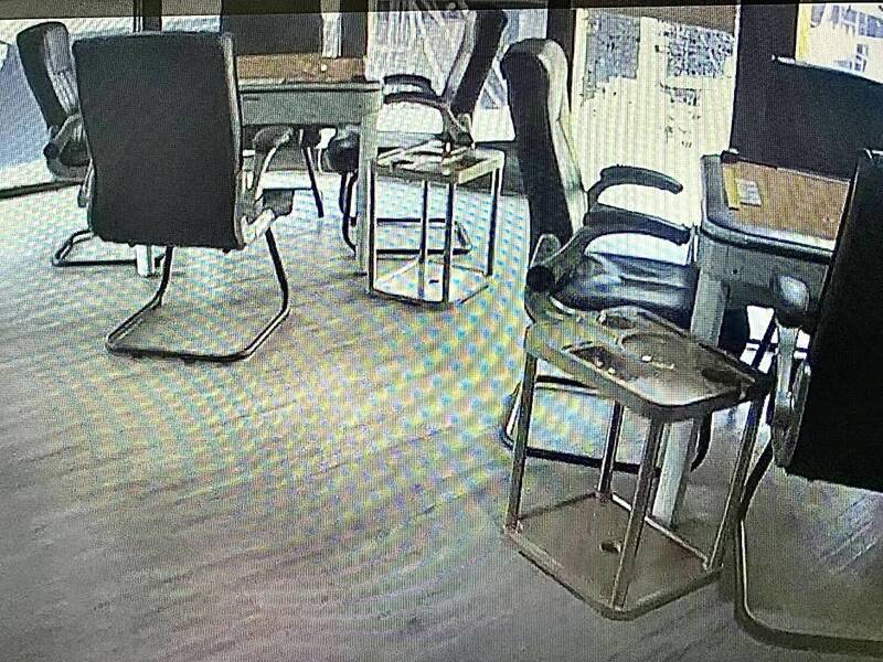 娃娃机台后方空间改造为密室,提供赌桌及赌具供聚。(图由读者提供) 娃娃机台后方空间改造为密室,提供赌桌及赌具供聚。(图由读者提供)