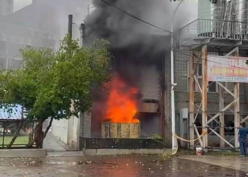 苗栗县头份市立游泳馆正进行转型为复合式全民运动馆改建工程，不料，今天上午10点许，游泳馆的锅炉油槽起火，冒出熊熊大火与黑烟。（图由民众提供）