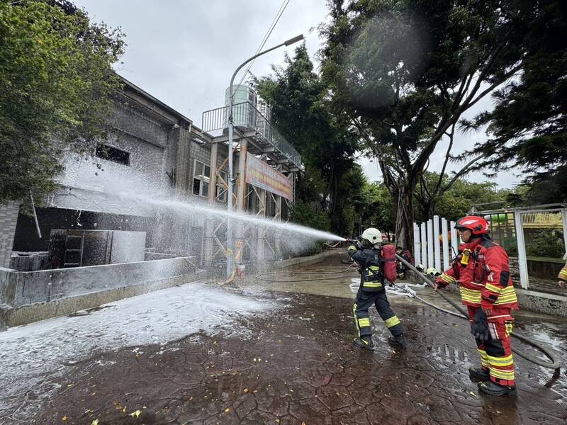 消防人员到场灭火。（图由消防提供）