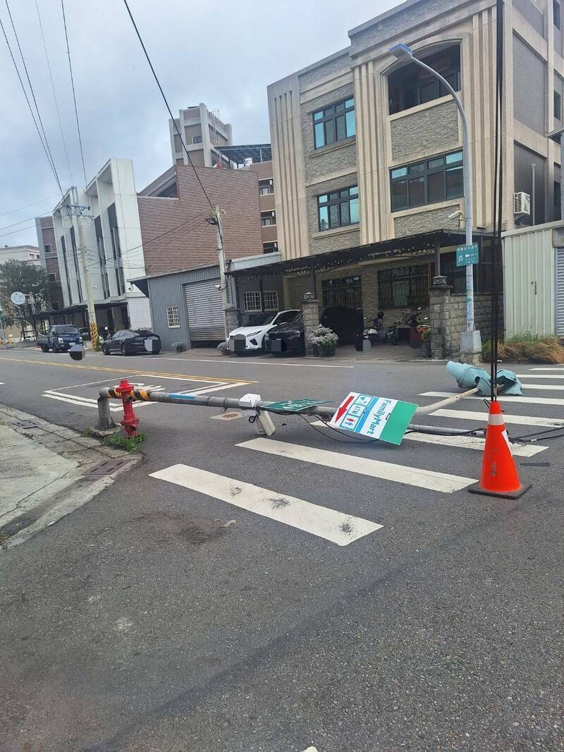 苗栗濱海風勢強勁！ 苑裡紅綠燈桿慘遭吹斷