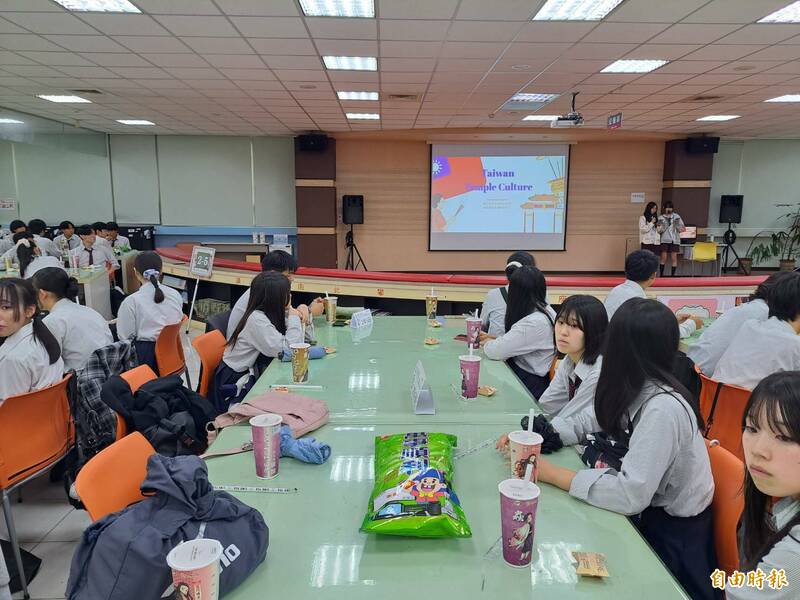 新竹市光復高中舉行台日高校交流活動,日本310名高校生大啖珍奶泡芙及乖乖王子麵等台式點心,都說好滿足,不虛此行。(記者洪美秀攝) 新竹市光復高中舉行台日高校交流活動,日本310名高校生大啖珍奶泡芙及乖乖王子麵等台式點心,都說好滿足,不虛此行。(記者洪美秀攝)