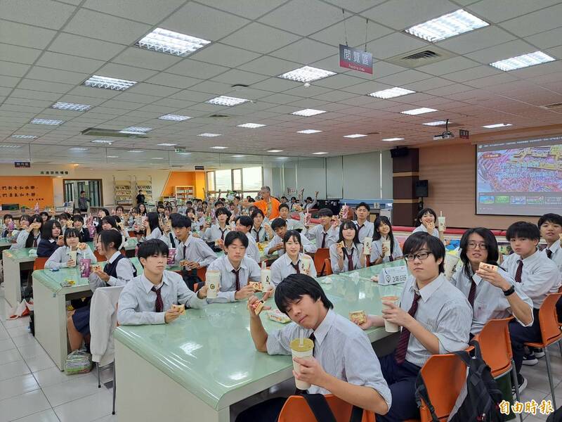 新竹市光復高中舉行台日高校交流活動,日本310名高校生大啖珍奶泡芙及乖乖王子麵等台式點心,都說好滿足,不虛此行。(記者洪美秀攝) 新竹市光復高中舉行台日高校交流活動,日本310名高校生大啖珍奶泡芙及乖乖王子麵等台式點心,都說好滿足,不虛此行。(記者洪美秀攝)
