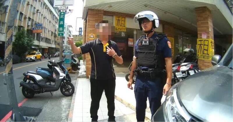 小黄运将焦急的向警方求救。(警方提供) 小黄运将焦急的向警方求救。(警方提供)