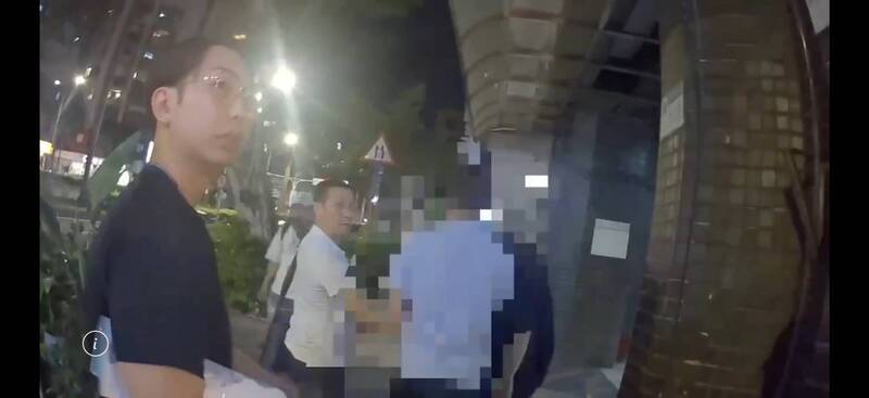 警方将李男逮捕,带回侦办。(记者邱俊福翻摄) 警方将李男逮捕,带回侦办。(记者邱俊福翻摄)