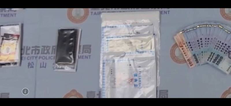 警方查扣不法赃款、犯案用手机、识别工作证、收据、买卖合约等赃证物。(记者邱俊福翻摄) 警方查扣不法赃款、犯案用手机、识别工作证、收据、买卖合约等赃证物。(记者邱俊福翻摄)