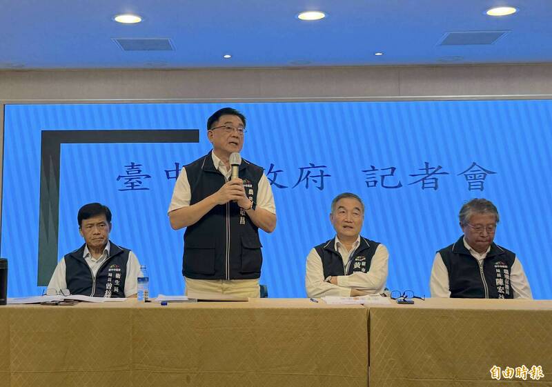 張敬昌表示,動保處人員14日到場查看豬隻皆無非洲豬瘟的典型症狀,當下豬場特約獸醫師診斷是「胸膜型肺炎」,已經餵豬吃藥、打針。(記者蔡淑媛攝) 張敬昌表示,動保處人員14日到場查看豬隻皆無非洲豬瘟的典型症狀,當下豬場特約獸醫師診斷是「胸膜型肺炎」,已經餵豬吃藥、打針。(記者蔡淑媛攝)