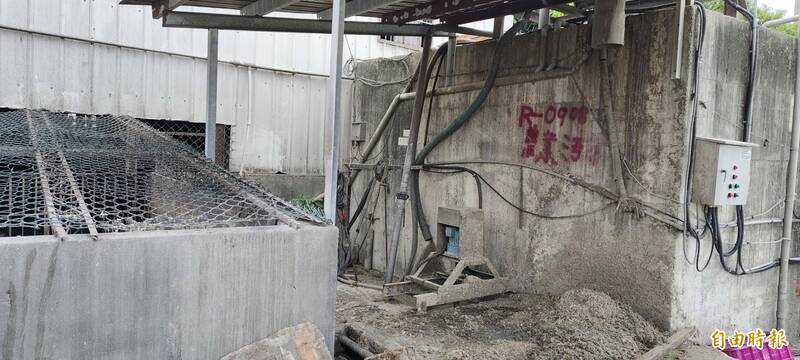 梧棲養豬場曾因放黑水遭裁罰,牆上被漆上農業污染字樣。(記者張軒哲攝) 梧棲養豬場曾因放黑水遭裁罰,牆上被漆上農業污染字樣。(記者張軒哲攝)
