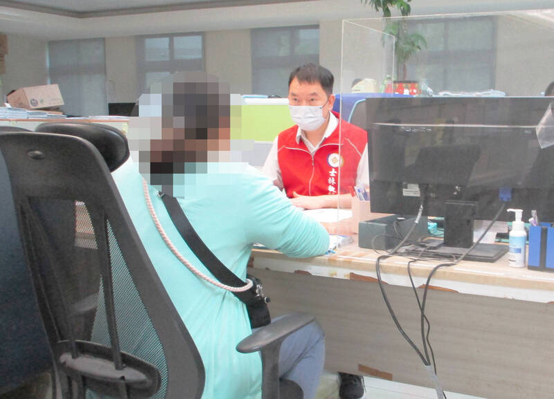 张女至士林分署缴清所有欠款,并笑称「多亏中乐透,终于能安心上班,不再担心饭碗受影响了。」(记者刘咏韵翻摄) 张女至士林分署缴清所有欠款,并笑称「多亏中乐透,终于能安心上班,不再担心饭碗受影响了。」(记者刘咏韵翻摄)