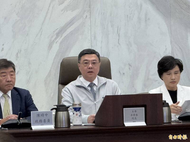 行政院長卓榮泰將於今天下午召集主持「非洲豬瘟中央災害應變中心」會議,卓揆在會中表示,請農業部在台中設前進指揮所由副首長擔任主持,先行做好籌備工作,向國人立刻說明最新狀況。(記者鍾麗華攝) 行政院長卓榮泰將於今天下午召集主持「非洲豬瘟中央災害應變中心」會議,卓揆在會中表示,請農業部在台中設前進指揮所由副首長擔任主持,先行做好籌備工作,向國人立刻說明最新狀況。(記者鍾麗華攝)