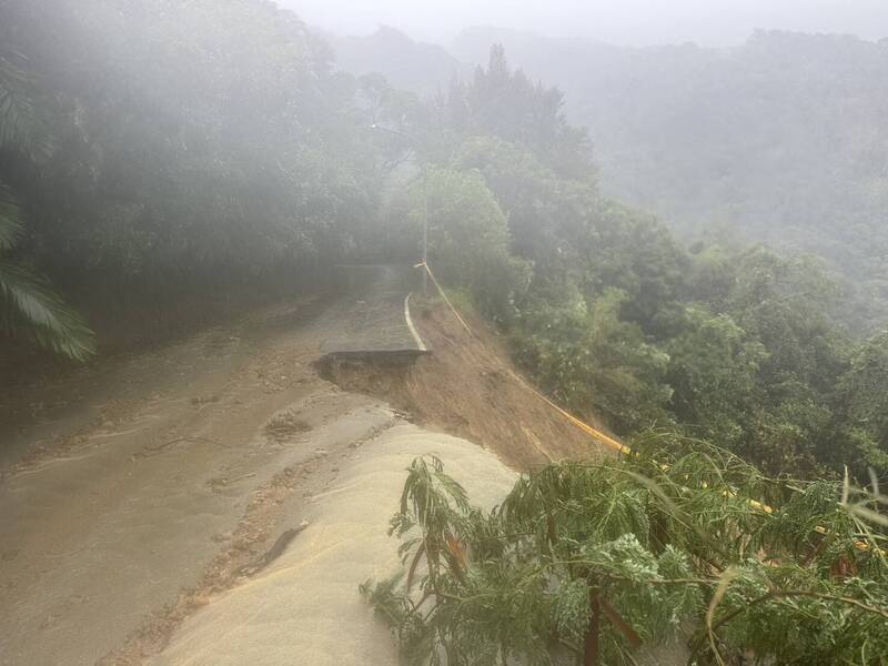 汐止長青路坍方堵塞排水 老爺山莊淹水及膝