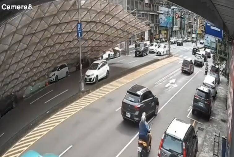 整片鹰架倒塌瞬间。(民众提供) 整片鹰架倒塌瞬间。(民众提供)