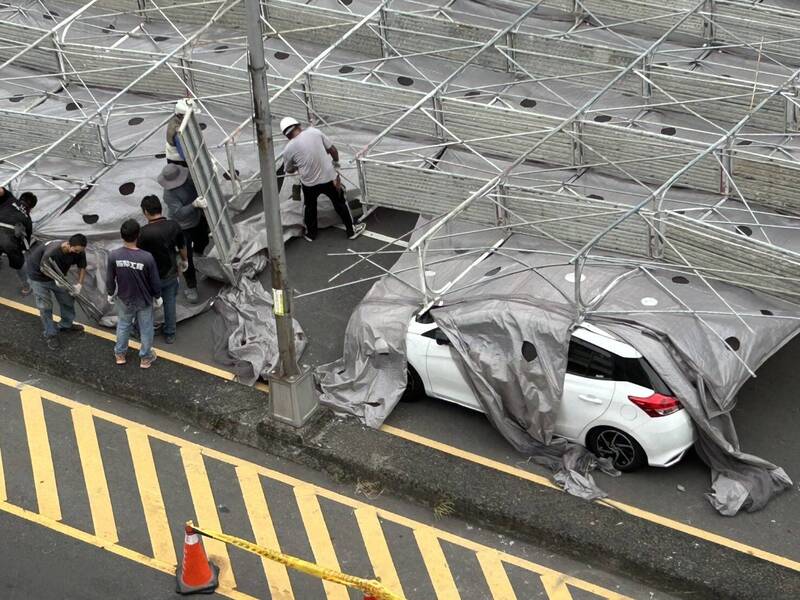 倒塌鹰架压到汽车。(民众提供) 倒塌鹰架压到汽车。(民众提供)