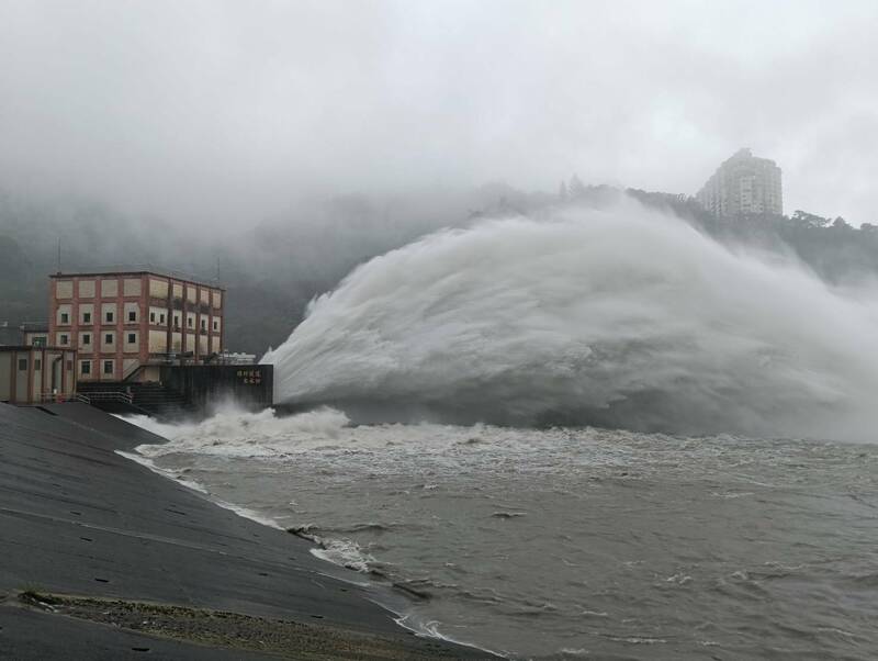 石門水庫趨近滿水位 進行調節性洩洪