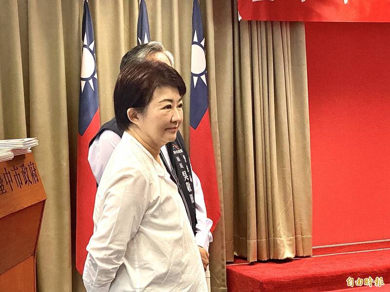台中市長盧秀燕主持治安會報,強調中央市場鷹架倒塌傷到兩位民眾。(記者黃旭磊攝) 台中市長盧秀燕主持治安會報,強調中央市場鷹架倒塌傷到兩位民眾。(記者黃旭磊攝)