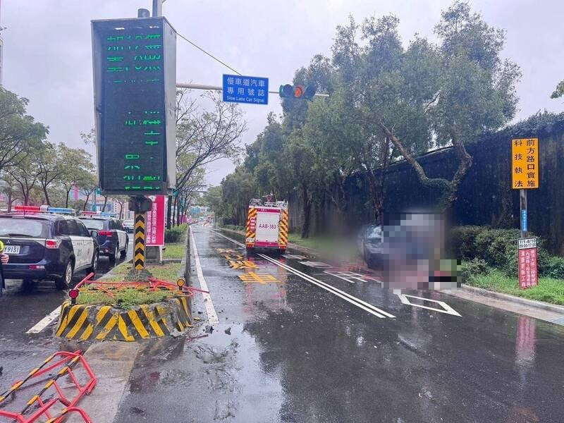 多元计程车打滑冲撞分隔岛,女乘客抛出车外倒卧血泊,警消人员到场抢救与处理。(记者邱俊福翻摄) 多元计程车打滑冲撞分隔岛,女乘客抛出车外倒卧血泊,警消人员到场抢救与处理。(记者邱俊福翻摄)