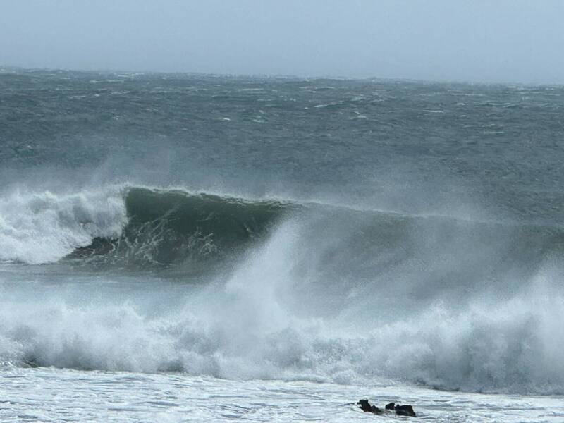 风浪不小吸引冲浪客。（台东县消防局提供）