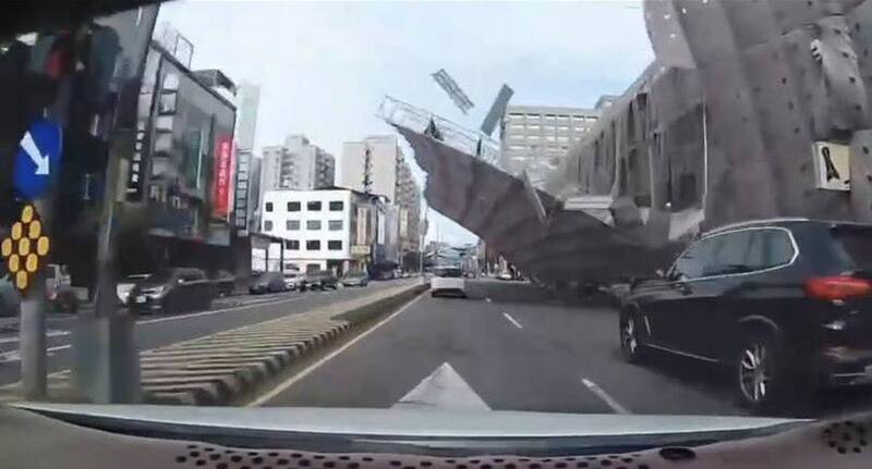 民众直击鹰架倒塌的惊悚瞬间。(民众提供) 民众直击鹰架倒塌的惊悚瞬间。(民众提供)