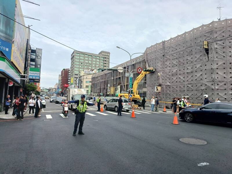 五权路周边道路目前已实施交通管制,以利清理作业进行。(民众提供) 五权路周边道路目前已实施交通管制,以利清理作业进行。(民众提供)