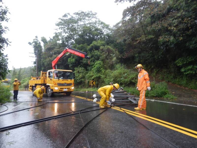 台电公司派员抢修被货车撞倒的电线杆等设备。(台电公司提供) 台电公司派员抢修被货车撞倒的电线杆等设备。(台电公司提供)