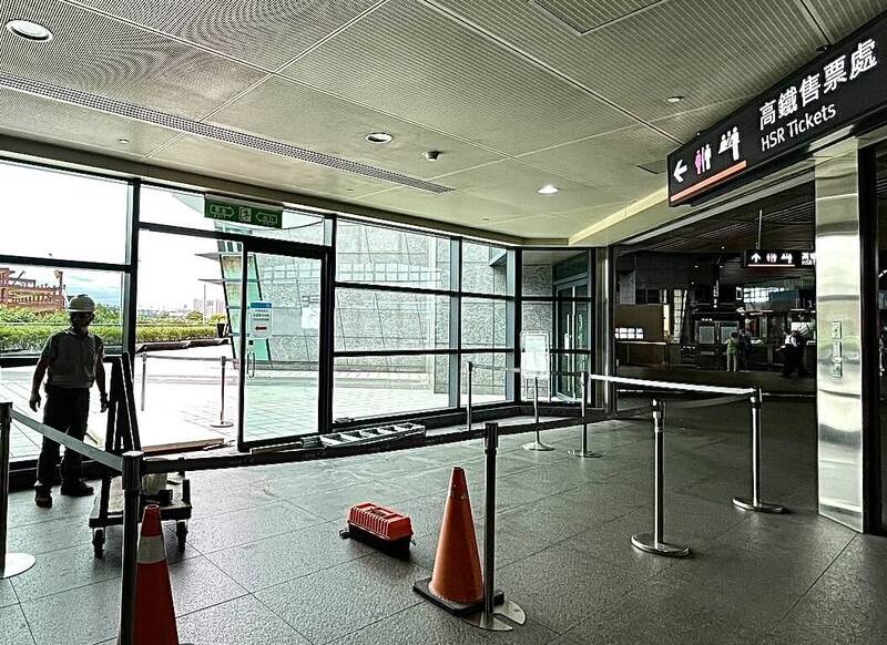 風大到像颱風 高鐵台中站手推門破裂「玻璃噴超遠」