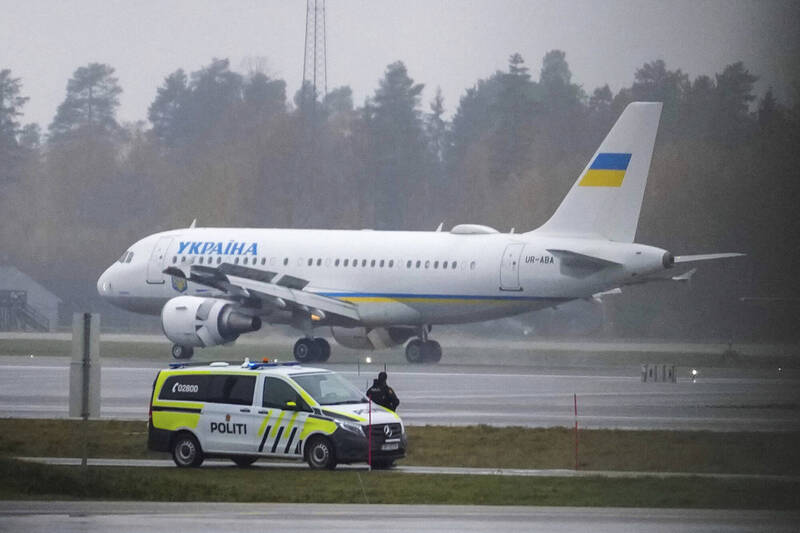 搭载乌克兰总统泽伦斯基的专机22日降落挪威奥斯陆机场。(美联社) 搭载乌克兰总统泽伦斯基的专机22日降落挪威奥斯陆机场。(美联社)