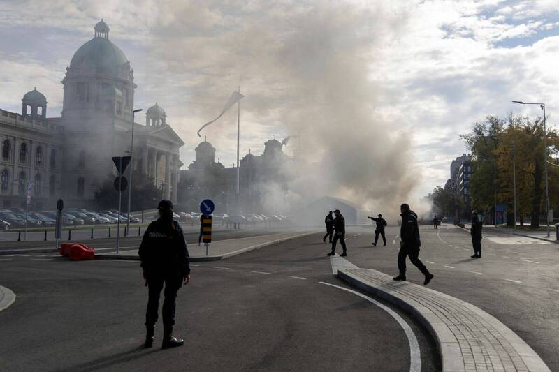 塞尔维亚首都贝尔格勒的国会大楼外的1座帐篷22日起火,现场浓烟四起。(路透) 塞尔维亚首都贝尔格勒的国会大楼外的1座帐篷22日起火,现场浓烟四起。(路透)