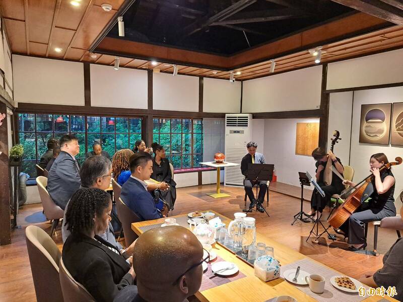 4友邦大使訪團走訪新竹市體驗玻璃藝術 新竹公園湖畔料亭聽國樂