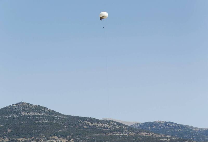 以色列陆军利用在黎巴嫩南部上空部署的监控气球,监视真主党民兵动态。(路透档案照) 以色列陆军利用在黎巴嫩南部上空部署的监控气球,监视真主党民兵动态。(路透档案照)