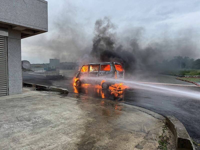 金湖镇金湖水库旁厢型车火烧车。（金湖分局提供）