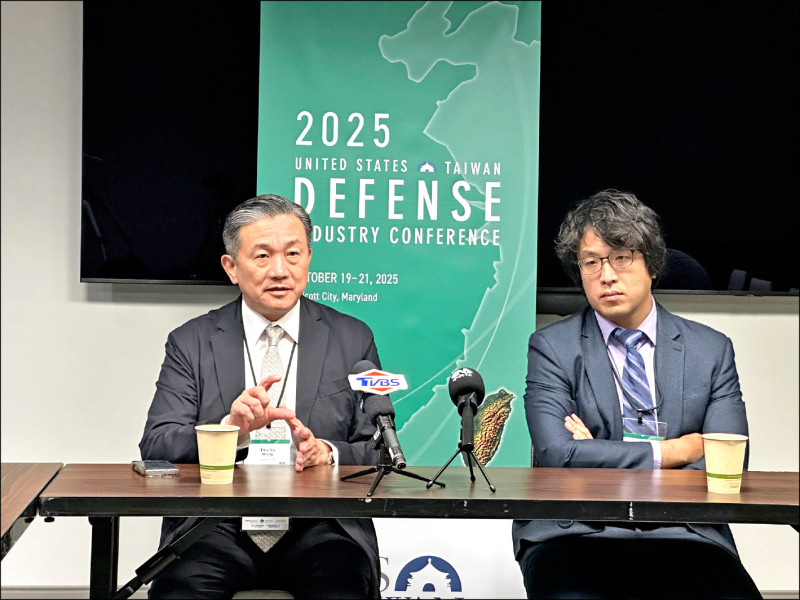 民進黨籍立委王定宇（左）、沈伯洋代表民進黨出席「美台國防工業會議」，並於20日在場邊舉行記者會。（中央社）