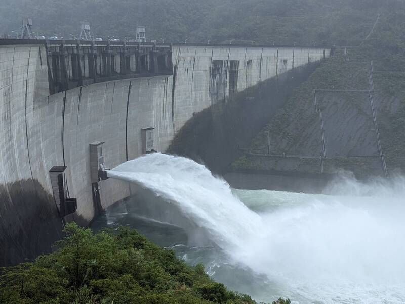 翡翠水庫距滿水位3.5公尺,今(22)日12時起調節性放水。(圖由翡翠水庫管理局提供) 翡翠水庫距滿水位3.5公尺,今(22)日12時起調節性放水。(圖由翡翠水庫管理局提供)