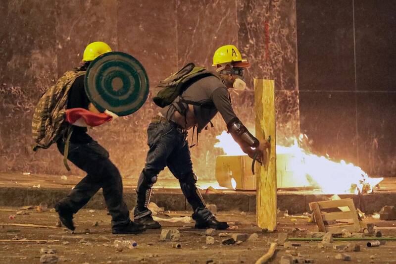 秘鲁民众示威酿1死100多人受伤,总统赫里宣布首都利马和邻近的卡亚俄省进入30天的紧急状态。(法新社) 秘鲁民众示威酿1死100多人受伤,总统赫里宣布首都利马和邻近的卡亚俄省进入30天的紧急状态。(法新社)