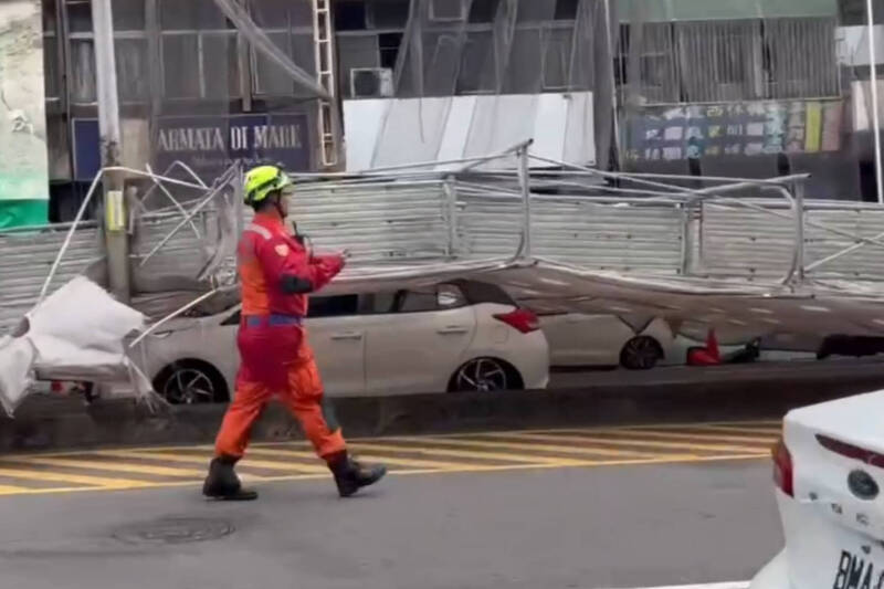 台中北区中央市场发生鹰架倒塌,路过汽车及机车惨遭波及,造成1人受伤。(撷取自江肇国Threads) 台中北区中央市场发生鹰架倒塌,路过汽车及机车惨遭波及,造成1人受伤。(撷取自江肇国Threads)