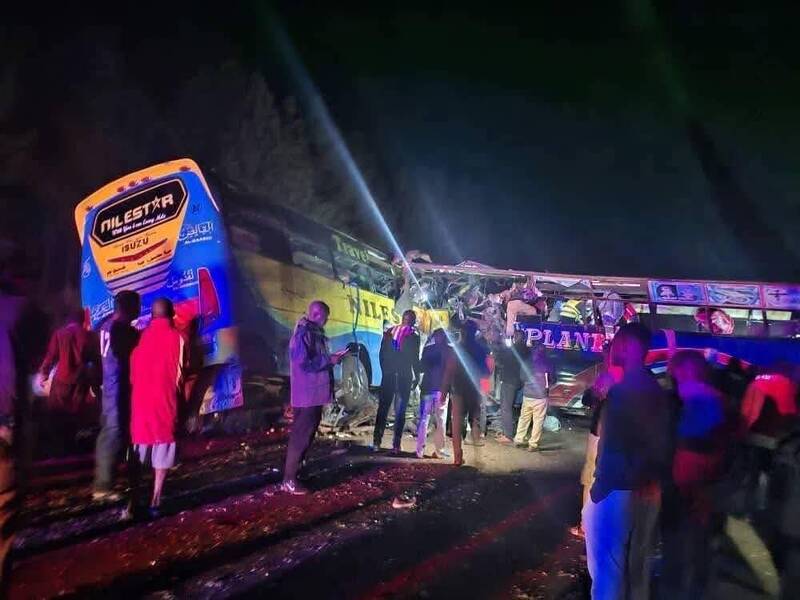 乌干达2辆相向行驶的巴士在试图超车时迎面相撞。(图撷自X) 乌干达2辆相向行驶的巴士在试图超车时迎面相撞。(图撷自X)