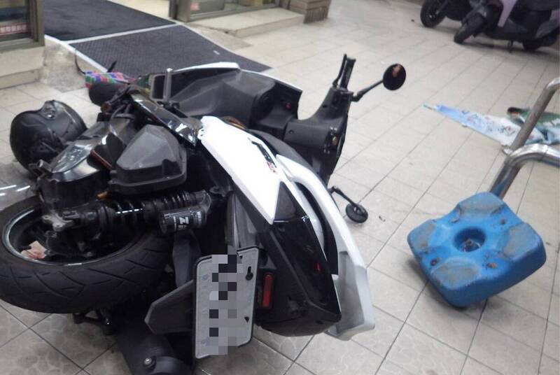 高雄女開車左轉撞直行機車 騎士濺血送醫救治