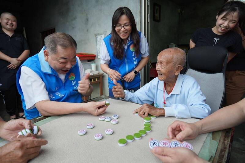 「最強百歲公」寶山余煥北  騎電動車走街串巷還跨鄉找人瑞打嘴鼓