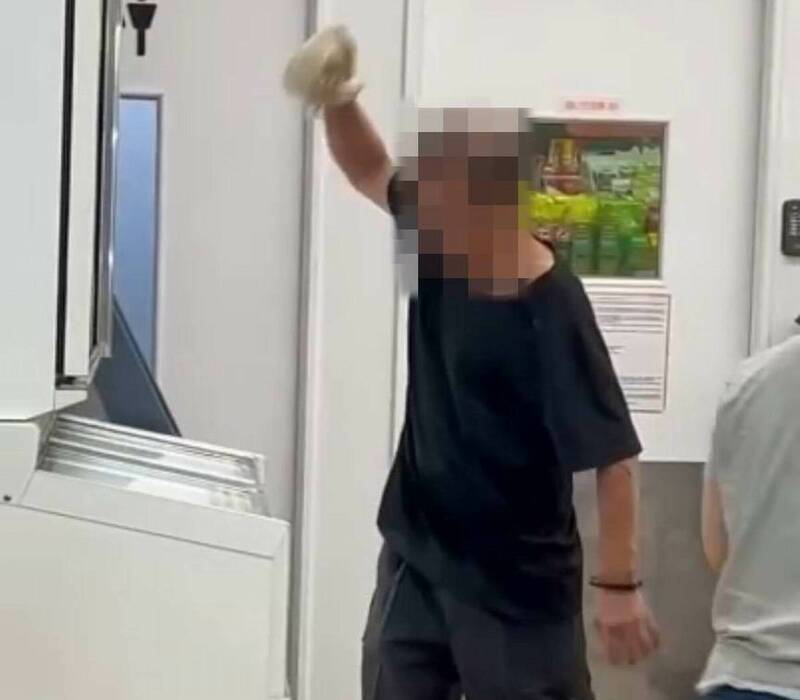 阿伯酒后大闹超商狂砸货品,还把冰箱玻璃砸碎。(图由民众提供) 阿伯酒后大闹超商狂砸货品,还把冰箱玻璃砸碎。(图由民众提供)