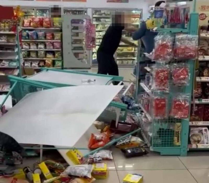 阿伯酒后大闹超商狂砸货品,现场一片混乱。(图由民众提供) 阿伯酒后大闹超商狂砸货品,现场一片混乱。(图由民众提供)