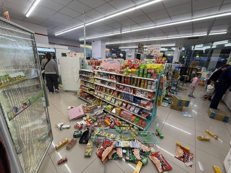 阿伯酒后大闹超商狂砸货品,还把冰箱玻璃砸碎,现场一片狼藉。(图由警方提供) 阿伯酒后大闹超商狂砸货品,还把冰箱玻璃砸碎,现场一片狼藉。(图由警方提供)