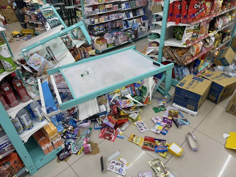 超商货品惨遭阿伯狂砸,店家清点损失80万元。(图由警方提供) 超商货品惨遭阿伯狂砸,店家清点损失80万元。(图由警方提供)