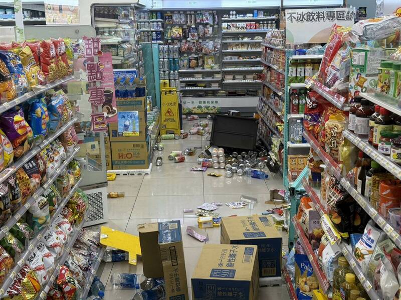 超商架上的货品惨遭阿伯推倒破坏,现场一片混乱。(图由警方提供) 超商架上的货品惨遭阿伯推倒破坏,现场一片混乱。(图由警方提供)