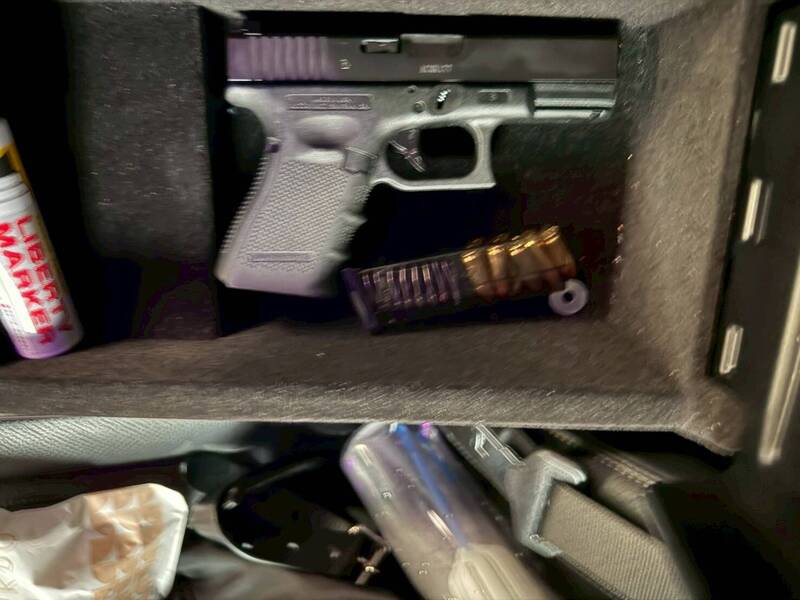 海巡署、新北警方查获黄姓男子,在他租赁车后座,查出改造枪弹,续追幕后集团及枪械来源。(记者吴仁捷翻摄) 海巡署、新北警方查获黄姓男子,在他租赁车后座,查出改造枪弹,续追幕后集团及枪械来源。(记者吴仁捷翻摄)