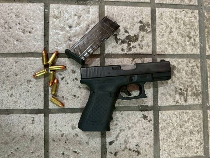 海巡署、新北警方查获黄姓男子,在他租赁车后座,查出改造枪弹,续追幕后集团及枪械来源。(记者吴仁捷翻摄) 海巡署、新北警方查获黄姓男子,在他租赁车后座,查出改造枪弹,续追幕后集团及枪械来源。(记者吴仁捷翻摄)