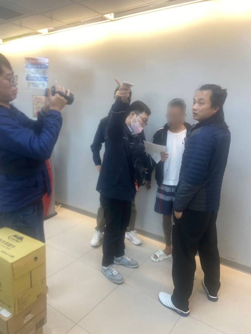 海巡署、新北警方查获黄姓男子,在他租赁车后座,查出改造枪弹,续追幕后集团及枪械来源;图为专案小组在新竹拘提黄嫌到案。(记者吴仁捷翻摄) 海巡署、新北警方查获黄姓男子,在他租赁车后座,查出改造枪弹,续追幕后集团及枪械来源;图为专案小组在新竹拘提黄嫌到案。(记者吴仁捷翻摄)