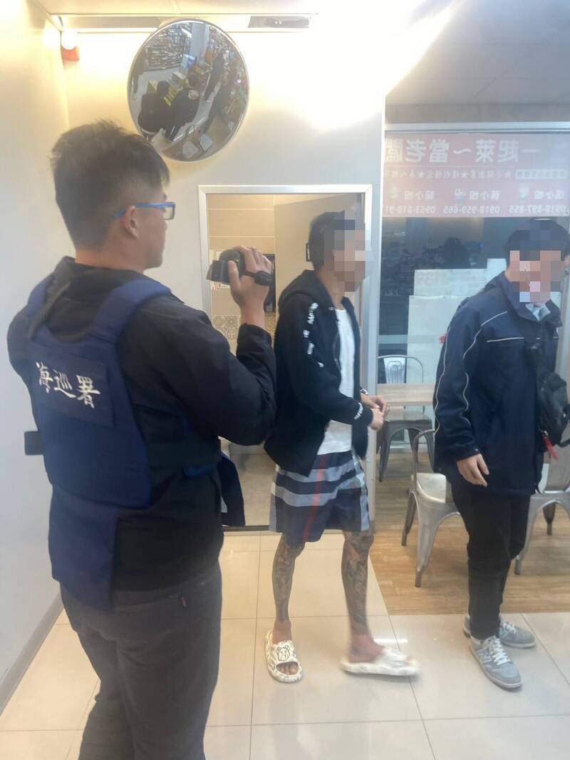 海巡署、新北警方查获黄姓男子,在他租赁车后座,查出改造枪弹,续追幕后集团及枪械来源;图为专案小组在新竹一间超商拘提黄嫌到案。(记者吴仁捷翻摄) 海巡署、新北警方查获黄姓男子,在他租赁车后座,查出改造枪弹,续追幕后集团及枪械来源;图为专案小组在新竹一间超商拘提黄嫌到案。(记者吴仁捷翻摄)