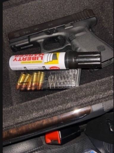 海巡署、新北警方查获黄姓男子,在他租赁车后座,查出改造枪弹,续追幕后集团及枪械来源。(记者吴仁捷翻摄) 海巡署、新北警方查获黄姓男子,在他租赁车后座,查出改造枪弹,续追幕后集团及枪械来源。(记者吴仁捷翻摄)