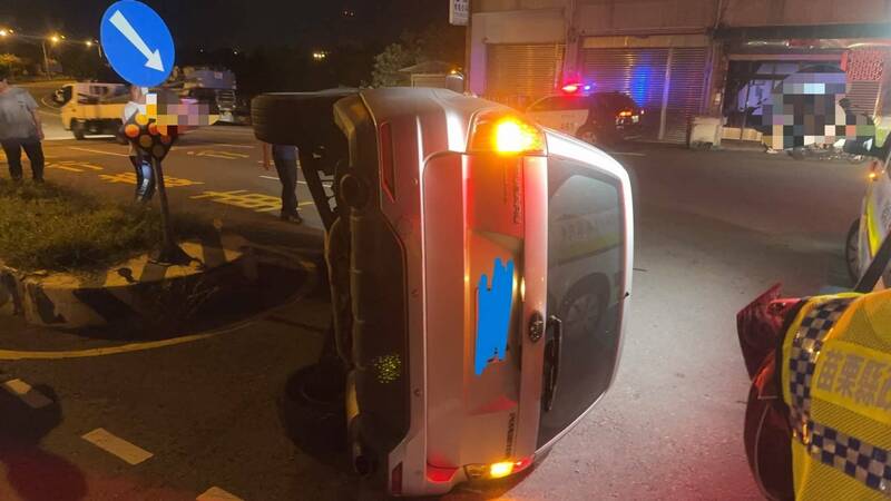 苗栗男子开车自撞分隔岛，休旅车成「立筊」。（民众提供）