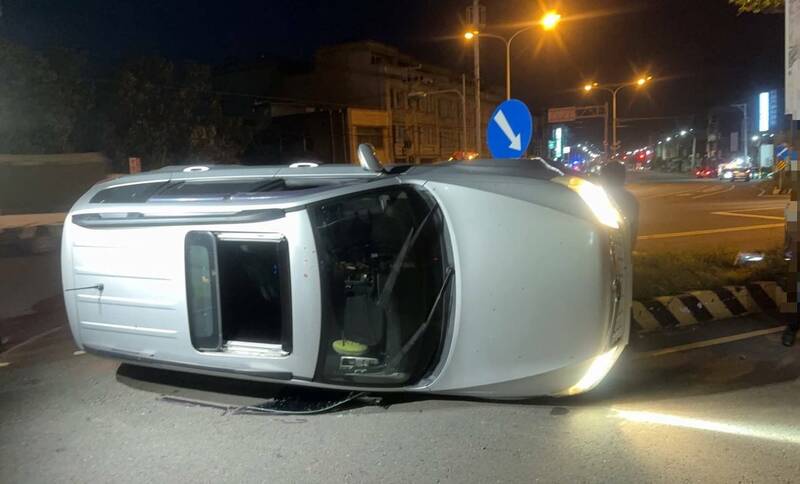 苗栗男子开车自撞分隔岛，休旅车成「立筊」。（民众提供）