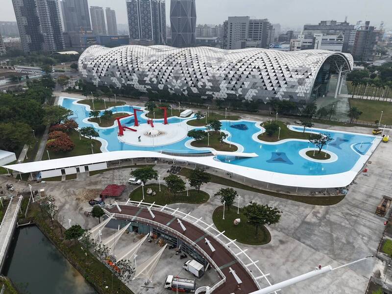 高雄星光水岸公園升級回歸24日試營運 水上遊具今年10天限定
